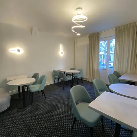 Logis Du Chateau Hotel 3*