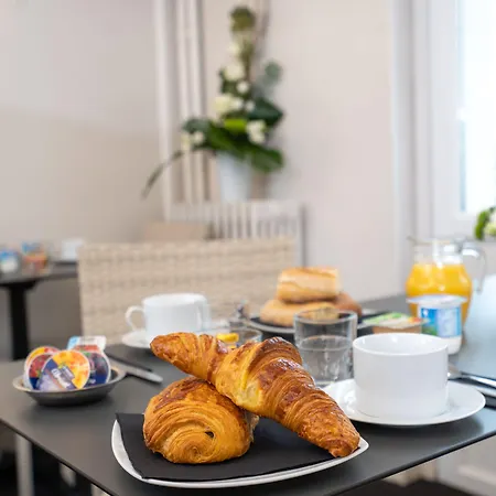 Logis Du Chateau Hotel